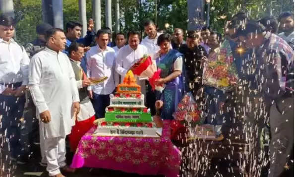 मंदिर वाला केक काटकर फंसे कमलनाथ, मंत्री सारंग बोले- मंदिर विरोधी मानसिकता, माफी की मांग