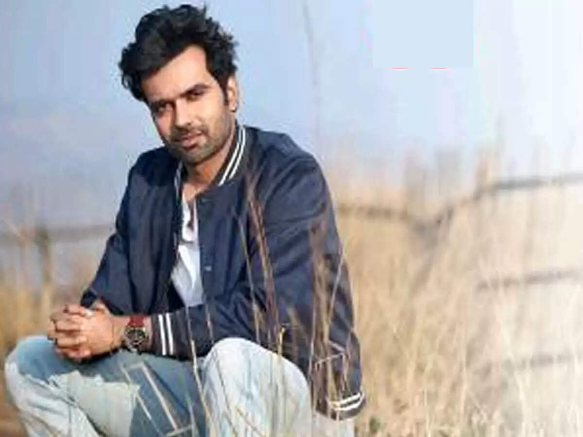 Abhishek Singh IAS :बिना छुट्टी गायब रहने वाले IAS को योगी ने किया सस्पेंड