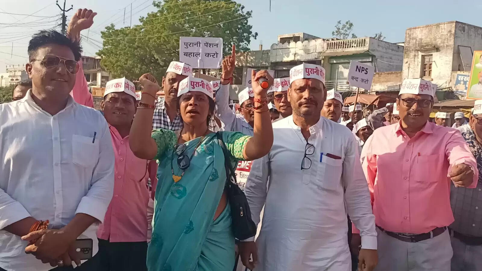 तहसीलदार शैलेंद्र बिहारी शर्मा को ज्ञापन सौंपा गया