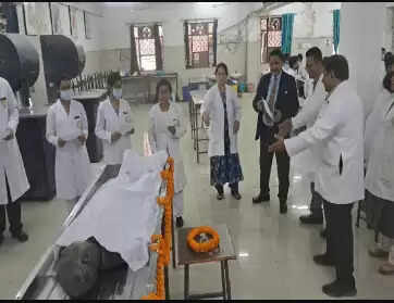 MBBS प्रथम वर्ष के छात्रों की अनूठी परंपरा शव के सम्मान में पूजा
