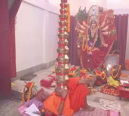 नागेश्वर बाबा ने की अपनी छाती पर कलश की स्थापना
