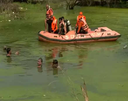टक्कर से ट्रैक्टर-ट्रॉली तालाब में पलटी, 10 लोगों की मौत