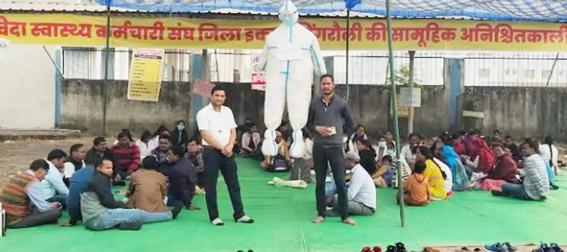 अनोखा विरोध: संविदा स्वास्थ्यकर्मियों ने कोरोना योद्धा का पुतला सूली पर चढ़ाकर किया प्रदर्शन